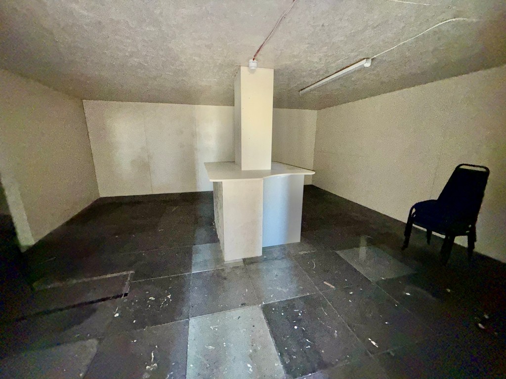 Lot: 78 - VACANT COMMERCIAL PROPERTY IN TOWN CENTRE LOCATION - First floor room at former escape room